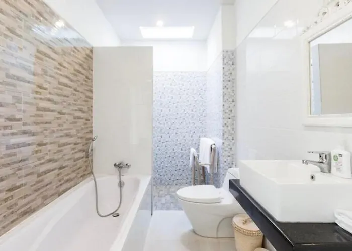 Walk To - Private 3 Bedroom Roshi Seminyak (Bali)