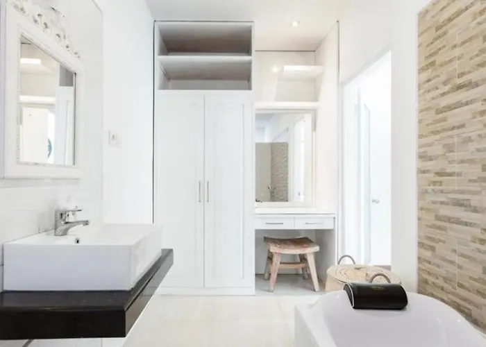 Walk To - Private 3 Bedroom Roshi * Seminyak (Bali)