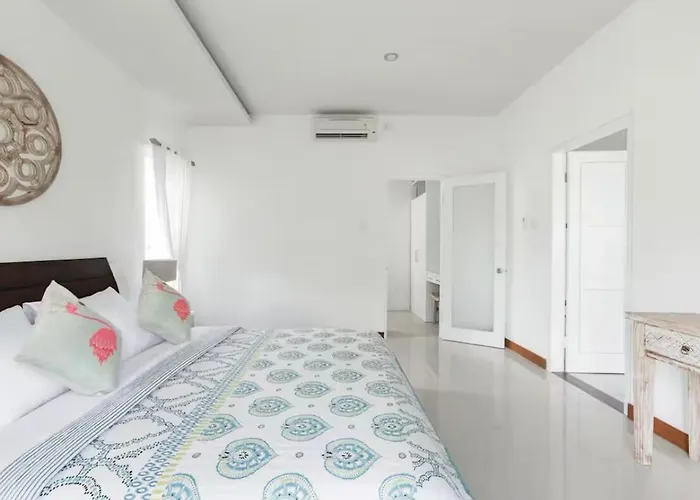 Walk To - Private 3 Bedroom Roshi *
