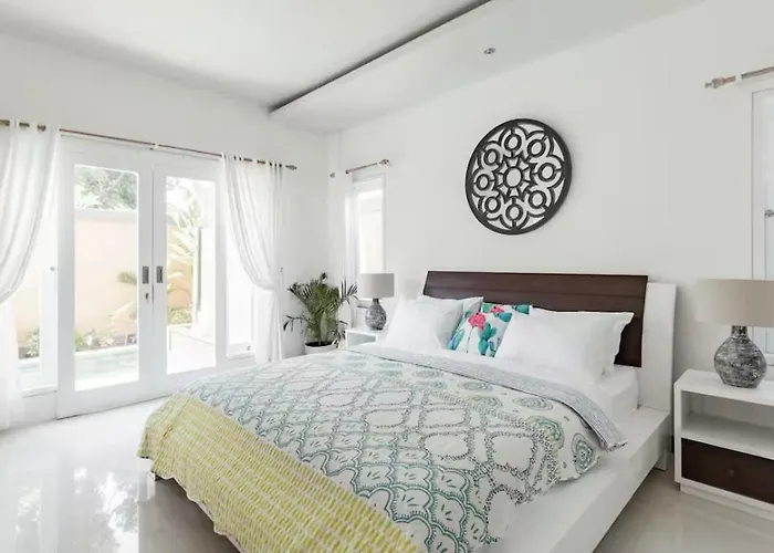 Walk To - Private 3 Bedroom Roshi Villa *
