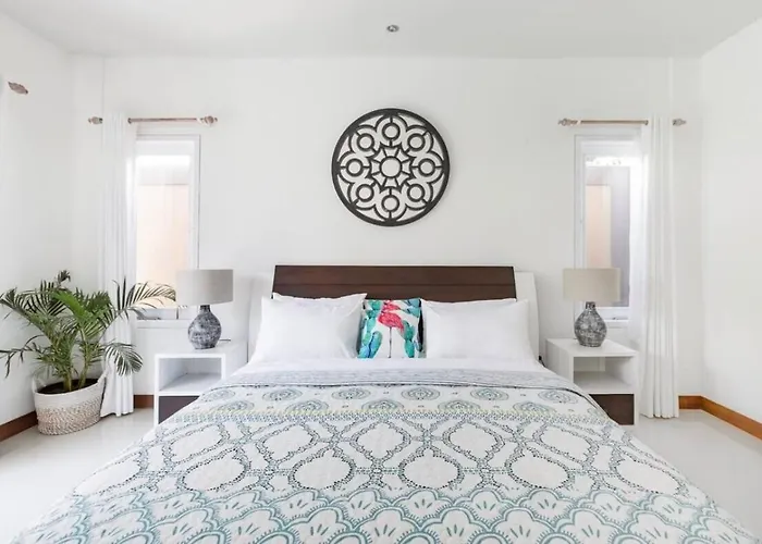 Villa Walk To - Private 3 Bedroom Roshi *