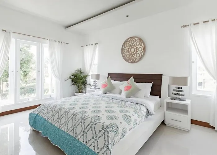 Walk To - Private 3 Bedroom Roshi Villa *