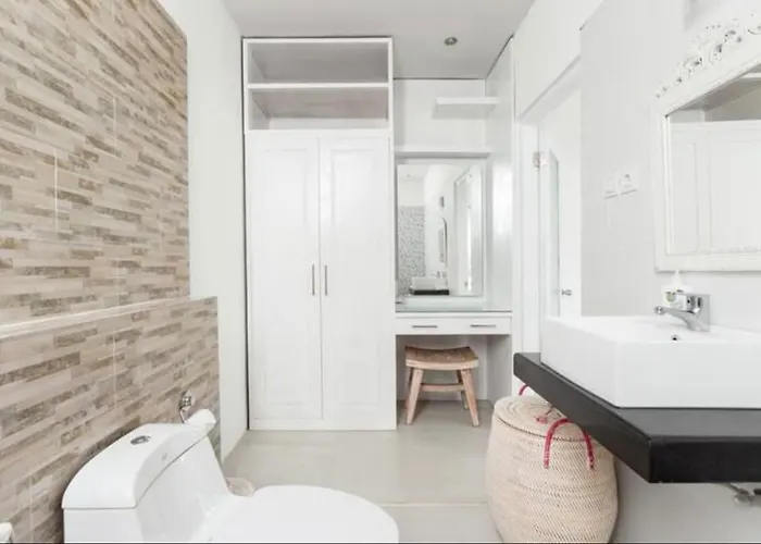 Walk To - Private 3 Bedroom Roshi *