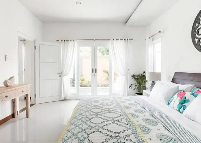 Villa Walk To - Private 3 Bedroom Roshi *