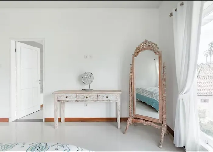 Walk To - Private 3 Bedroom Roshi Villa *