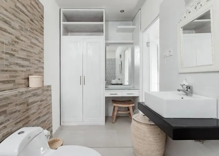Walk To - Private 3 Bedroom Roshi Villa