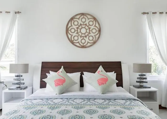Villa Walk To - Private 3 Bedroom Roshi *