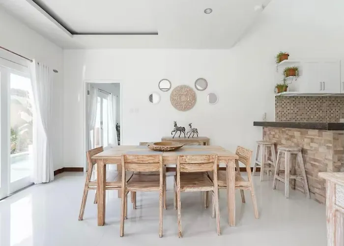 Villa Walk To - Private 3 Bedroom Roshi
