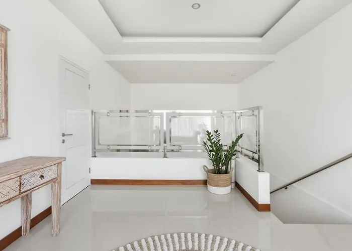 Walk To - Private 3 Bedroom Roshi Villa Seminyak (Bali)